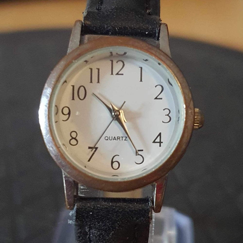 🦋10/$20🦋 Silver/White Leather Women's Watch